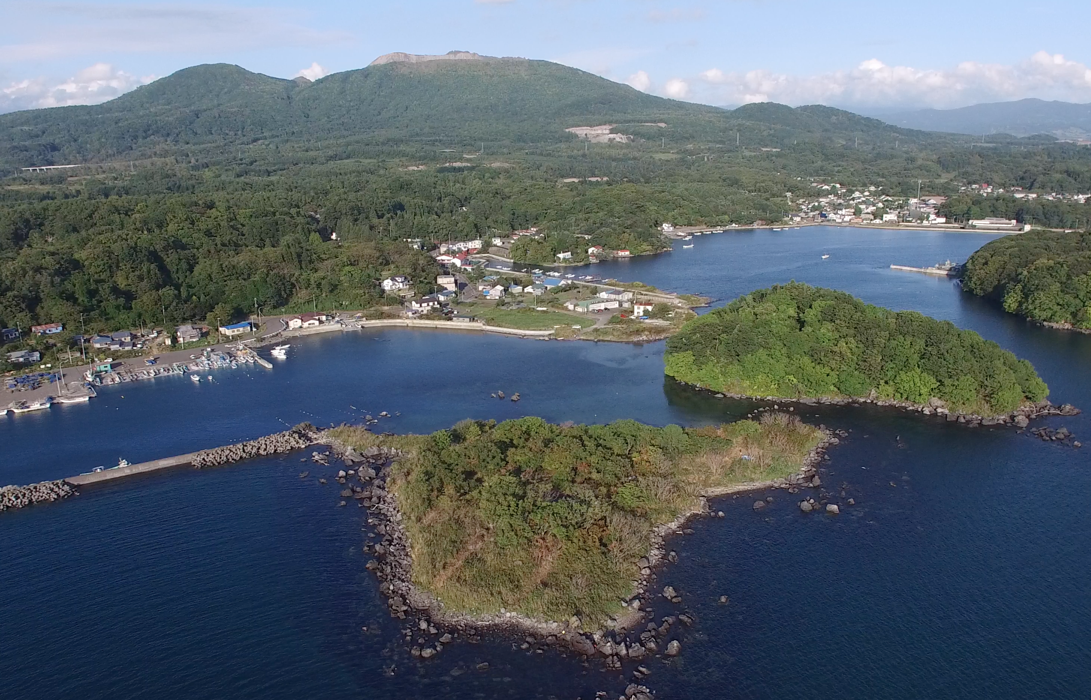 北海道有珠モシリ遺跡（手前の小島）上空写真